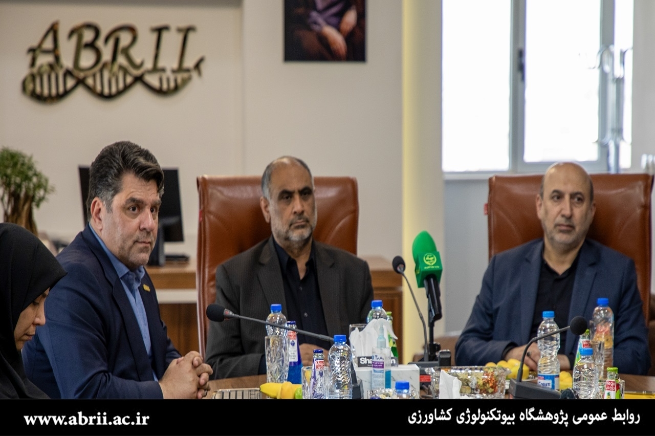 بازدید وزیر جهاد کشاورزی از نمایشگاه تولیدات فناورانه مشترک پژوهشگاه بیوتکنولوژی کشاورزی و شرکت‌های دانش بنیان-img